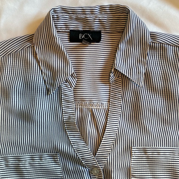 BCX 🌸3/$20 blouse, navy blue and white pin stripe, size L - Picture 3 of 7